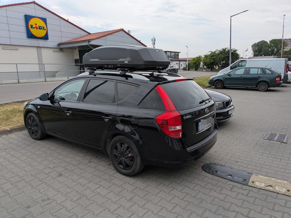 Bagażnik dachowy Hakr Aero Black zamontowany na relingach Kia Ceed SW kombi